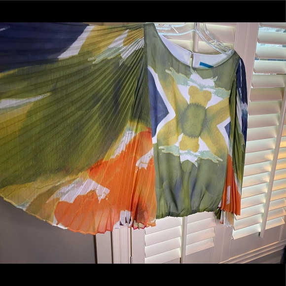 Alice+ Olivia Wide Arm Crop Blouse - Picture 3 of 9